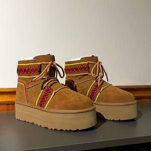 BNIB- RARE UGG MINI II BRAID PLATFORM, SIZE 8